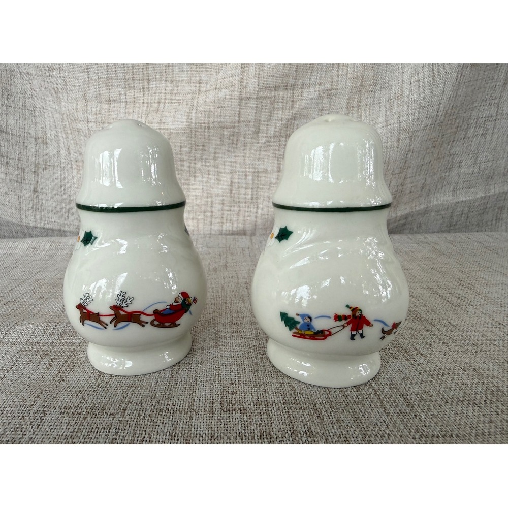 Pfaltzgraff Vintage salt and Pepper Shakers White Excellent Christmas Heritage